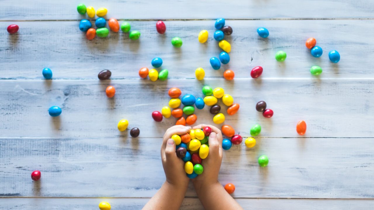 kind speelt met gekleurde balletjes